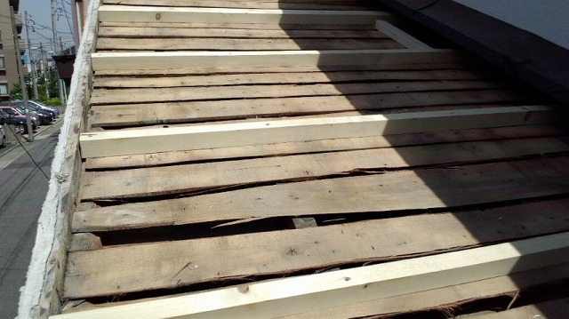 等間隔に桟木を並べた骨組み